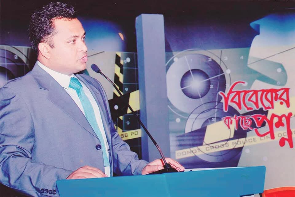 Dr. Kamrul Ahsan one of the pioneers of Investigative journalism in Bangaldesh, delivering speech on completion of 100 episodes of popular TV programme directed by him